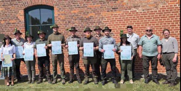 Gruppenfoto nach bestandener Jägerprüfung