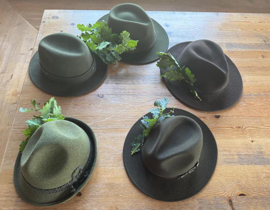 Jagdhüte der Absolventen